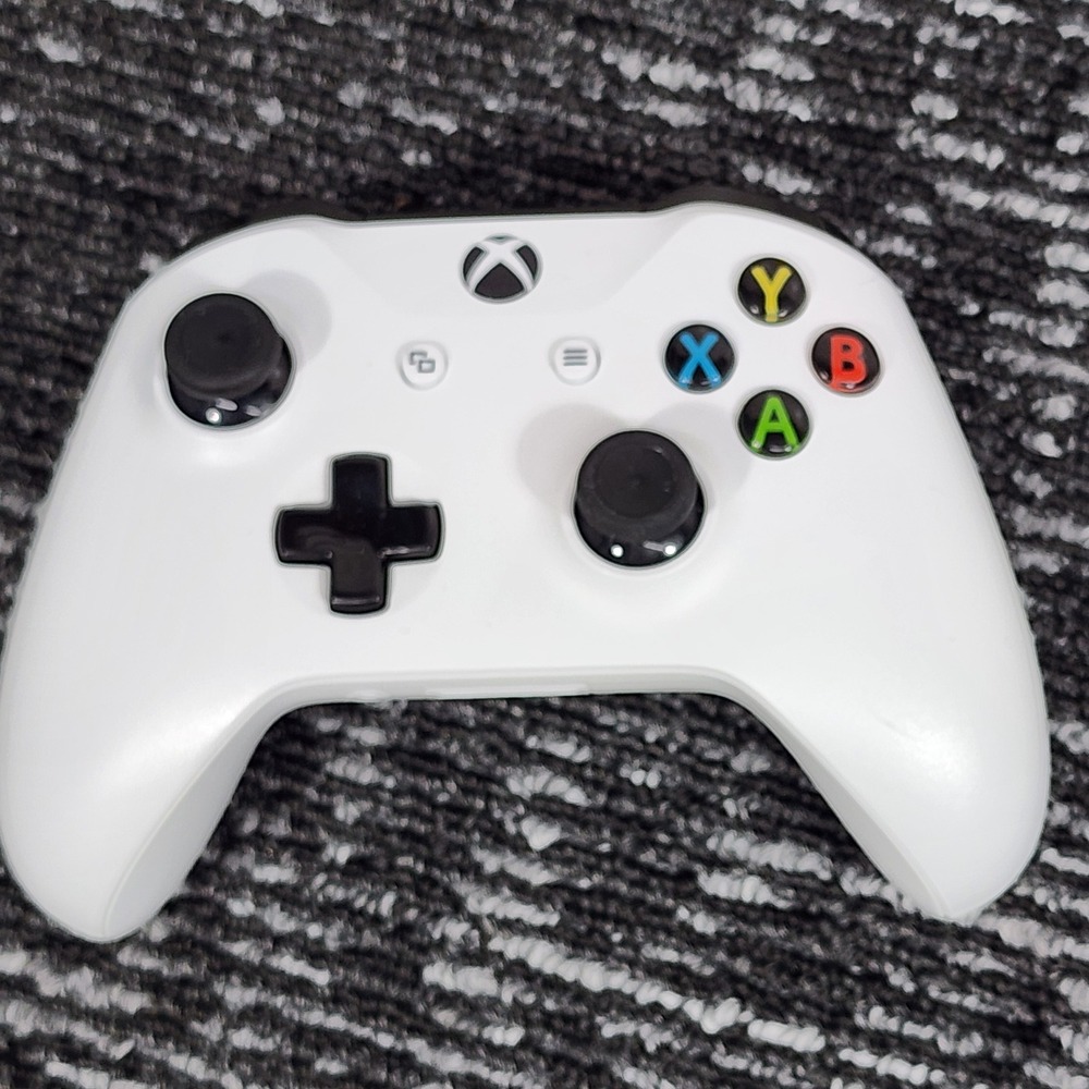 Microsoft Xbox One Wireless Controller Model 1708 White Bluetooth Gaming Gamepad